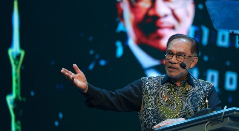 PM Anwar Ibrahim Advocates Enhanced Collaboration Among Muslim Nations in Business and Investment
